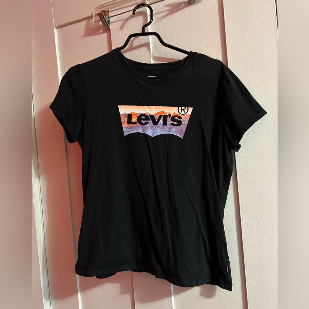 Black Medium Levi’s Tshirt